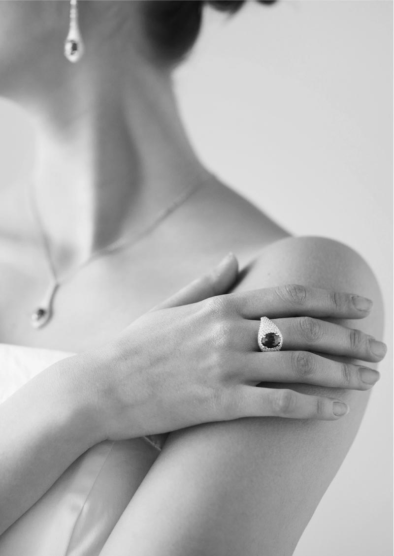Femme avec une bague diamant