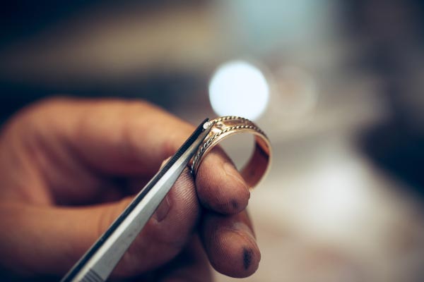 Réparation d'une bague en or atelier Hazebrouck