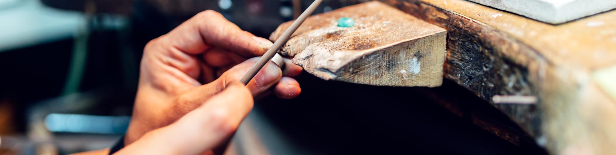 Image d'une bague en cours de réparation dans l'atelier à Hazebrouck