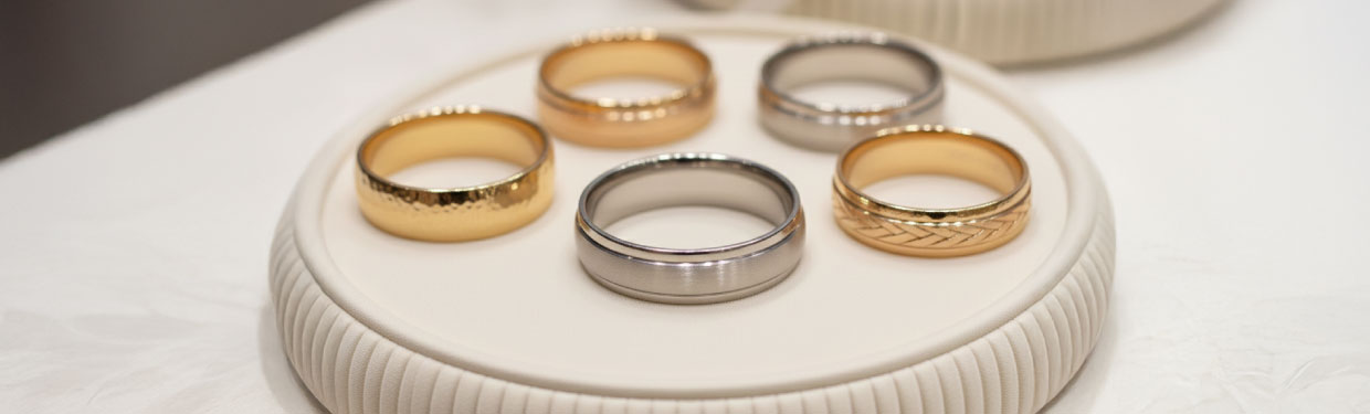 Plateau avec des alliances de mariage Bailleul