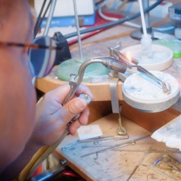 Bijoutier en cours de fabrication d'une alliance de mariage à Hazebrouck