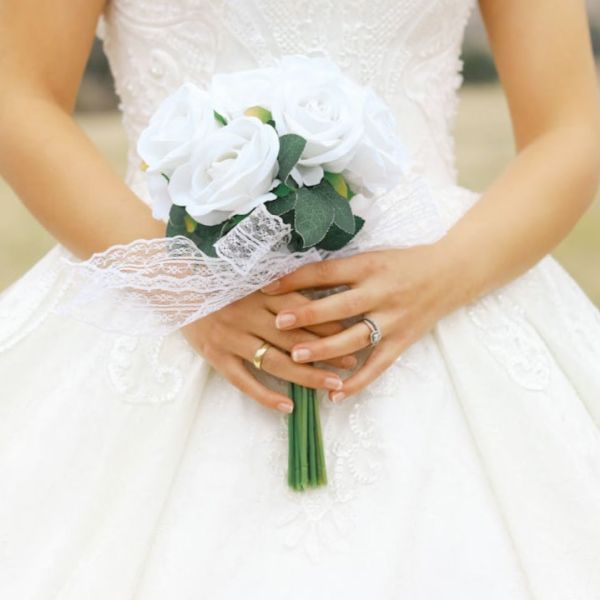 Jeune mariée avec une alliance de mariage au doigt